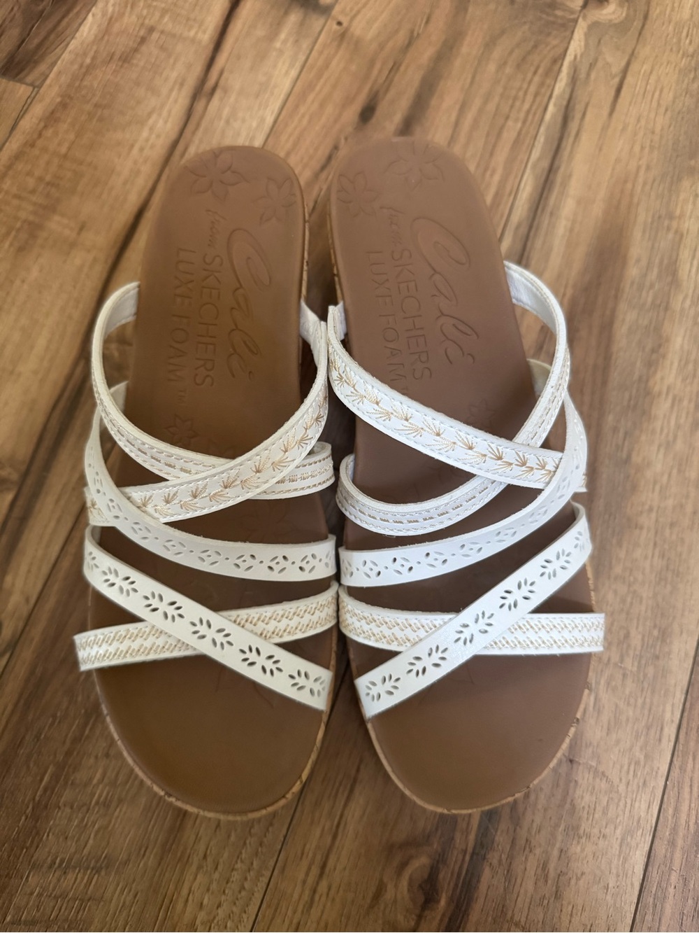 Skechers Cali White Strappy Luxe-Foam Sandals for Women size 9